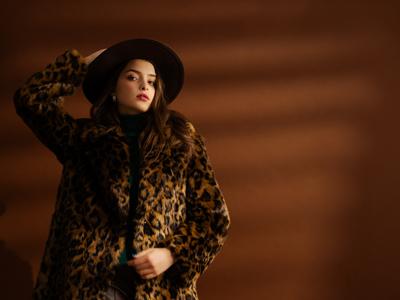 Zimska eleganca: jakne iz umetnega krzna, ki jih letos ne smete spregledati