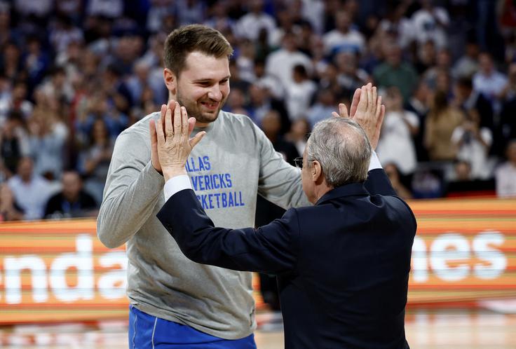 Luka Dončić je vedno dobrodošel gost v Madridu pri predsedniku kluba Florentinu Perezu. Tako sta se  pozdravila leta 2023 pred gostovanjem Dallasa v Španiji. | Foto: Reuters