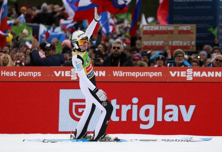 Domen Prevc se je zahvalil tudi ekipi. | Foto: Reuters