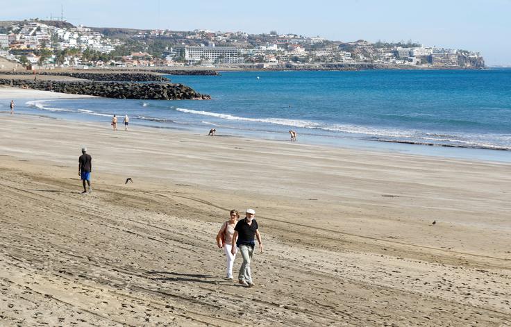 Kanarski otoki v začetku letošnjega januarja. Peščene plaže dobesedno samevajo. | Foto: Reuters