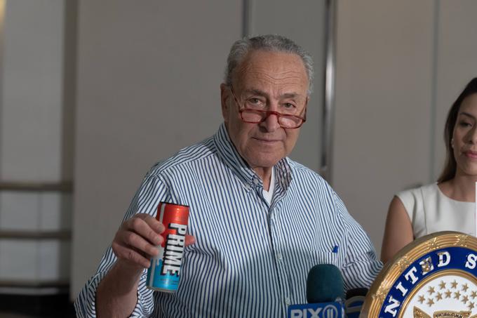Senator Schumer je bil kritičen do energijske različice pijače Prime, saj meni, da je ta pakirana in tržena v skoraj enaki obliki kot pijača brez kofeina iste blagovne znamke, zaradi česar prihaja do zamenjav med izdelkoma. | Foto: Guliverimage