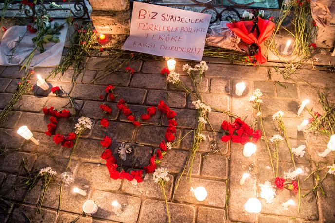 Istanbul žalovanje | Januarja 2016 je v samomorilskem bombnem napadu v Istanbulu umrlo 12 ljudi. Dobrih pet let zatem so štiri moške obsodili na dosmrtno zaporno kazen. | Foto Guliverimage