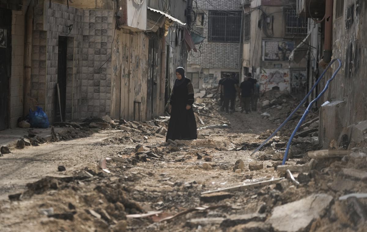 Zahodni breg, Palestina, Izrael | Izraelske naselbine na Zahodnem bregu, kjer živi približno 490 tisoč ljudi, so po mednarodnem pravu nezakonite in so po oceni Združenih narodov ena od glavnih ovir za vzpostavitev miru med Palestinci in Izraelci. Na fotografiji uničena cesta po izraelski vojaški operaciji na Zahodnem bregu, ki je trajala več dni. | Foto Guliverimage