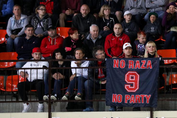 Da brez Raze ni zabave, so spomnili tudi gledalci, ki so lepo napolnili blejsko ledeno dvorano. | Foto: 