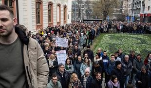 V Srbiji ob stotem dnevu od tragedije v Novem Sadu novi protesti