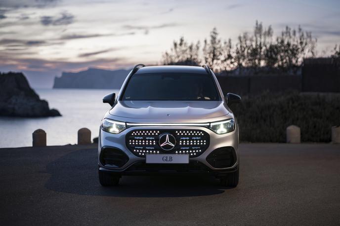 Mercedes Benz AG | Novi GLB je na voljo z različnimi elektrificiranimi pogoni. Električna različica ponuja do 631 kilometrov dosega (WLTP), hibridne različice pa združujejo učinkovitost električne pomoči z brezskrbnostjo klasičnega pogona. | Foto Mercedes-Benz AG