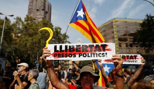 Na katalonskih ulicah se zbirajo nasprotniki sodbe katalonskim voditeljem