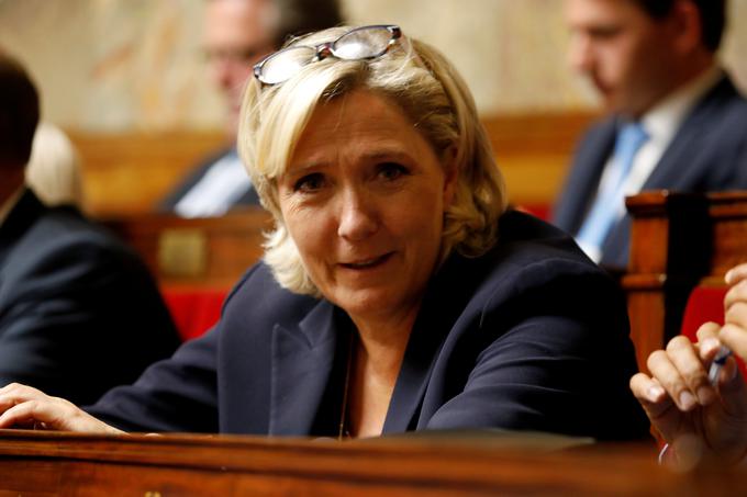 Voditeljica skrajno desne Nacionalne fronte Marine Le Pen je ocenila, da želi Macron z referendumom odvrniti pozornost državljanov od prihajajočih volitev v Evropski parlament. | Foto: Reuters