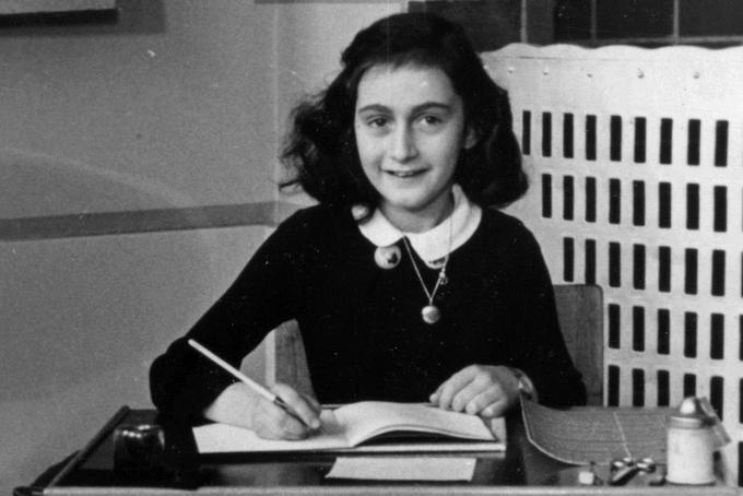 Anna Frank v šoli leta 1940. Dnevnik je začela pisati julija 1942, ko se je z družino v domači hiši skrila pred nacističnimi oblastmi.  | Foto: Thomas Hilmes/Wikimedia Commons