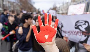 Zrušitev nadstreška v Novem Sadu: za 13 obtoženih odrejen hišni pripor