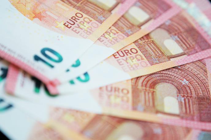 denar | Ministrstvo za delo bi sedanjo minimalno plačo januarja zvišalo za 4,5 odstotka, v Levici bi minimalno plačo zvišali na 700 evrov neto. | Foto STA