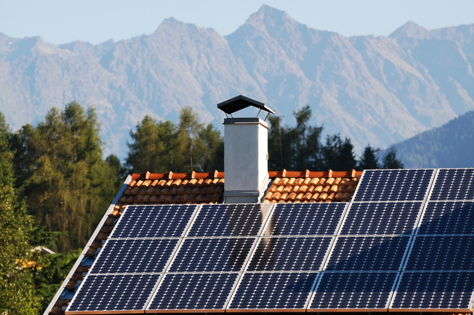 SunContract | Lastniki sončnih elektrarn v sistemu net metering pogosto šele proti koncu leta ugotovijo, da je elektrarna proizvedla več energije, kot je jo gospodinjstvo porabilo. Od julija 2026 je na voljo nova možnost: del pričakovanih viškov lahko prodate v souporabo, ne da bi morali zamenjati svojega dobavitelja električne energije. Pomembno je le pravilno oceniti, koliko energije lahko varno namenite drugim, ne da bi ogrozili svoj letni obračun. | Foto SunContract