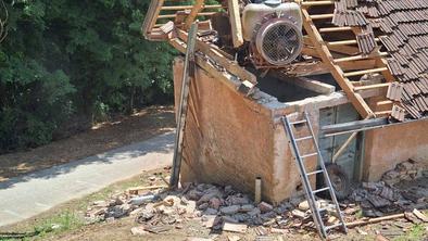 Neverjetno: traktor pristal na strehi hiše, posredovali so gasilci