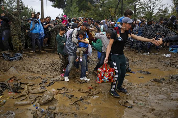 Sirski begunci hodijo čez blato po prečkanju meje iz Grčije v Makedonijo blizu vasi Idomeni, 10. septembra 2015. | Foto: Reuters