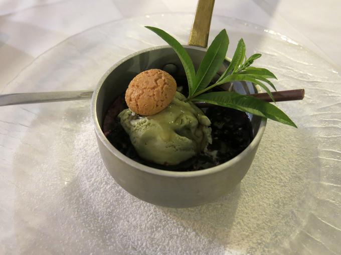 Borovničev golaž s sladoledom pistacije | Foto: Miha First