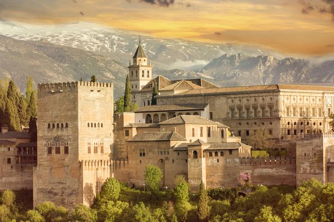 Granada z Alhambro in Sierro Nevado v ozadju | Foto: Thinkstock