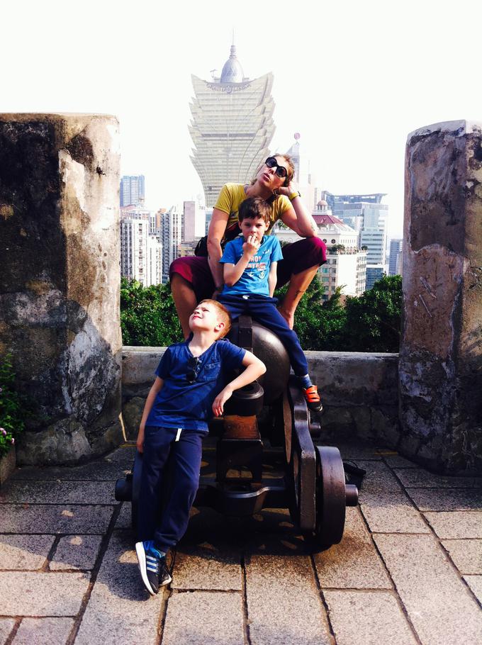 Maja Božiček z nečakom Maksom in Oskarjem na stari trdnjavi v Macau. | Foto: Osebni arhiv Maja Božiček