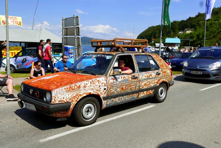 Še en lastnik volkswagen golfa druge generacije, ki ga je namensko navzen pustil starati ... | Foto: 