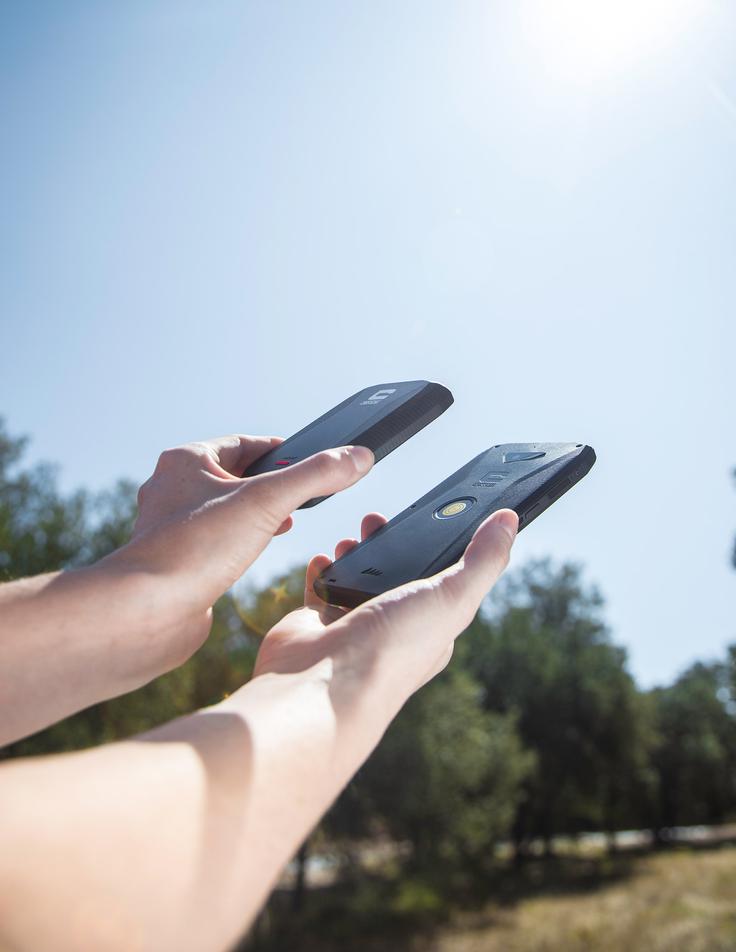 Telefon lahko zanesljivo pritrdite na serijo dodatne opreme, kot sta nosilec za kolo ali zunanja baterija X-POWER* s pet tisoč miliamperskimi urami – za zalogo energije, ki je na voljo vedno in povsod. | Foto: 