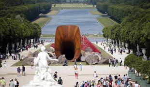 Sredi Versaillesa postavili Kraljičino vagino
