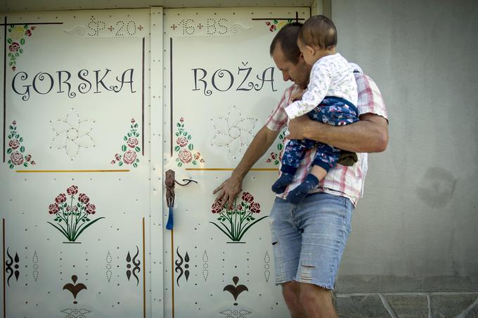 Boris je sam poslikal in okrasil vrata, tudi vse pohištvo v stanovanju je sam obnovil, prebarval in porisal. | Foto: Ana Kovač