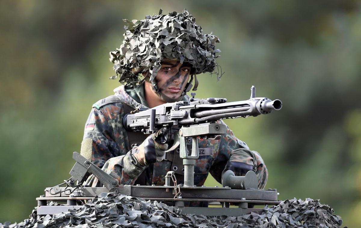 nemška vojska | Konec tega leta bo nemška vojska štela 182 tisoč pripadnikov, kar je 2.500 več kot pred enim letom. Med vojaki je trenutno 12 odstotkov žensk, s čimer so dosegli nov rekord, je pojasnila obrambna ministrica Ursula von der Leyen. Do leta 2025 želijo v Nemčiji sicer imeti 203 tisoč vojakov. | Foto Reuters