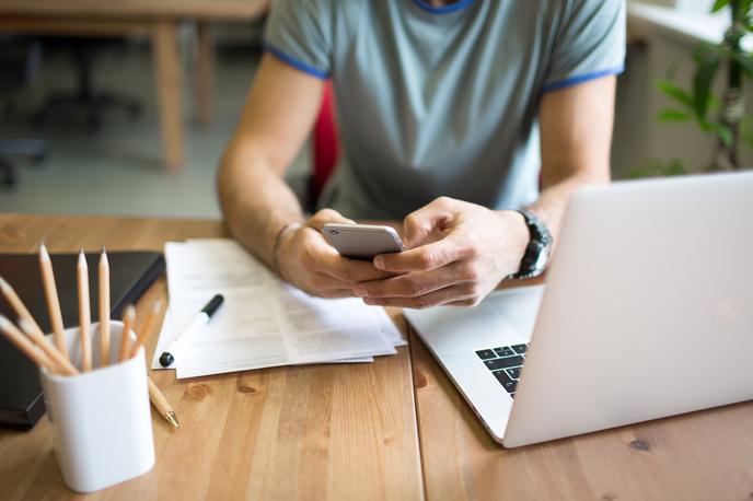 mobitlni telefon, mobitel, računalnik, prenosnik | Foto Shutterstock
