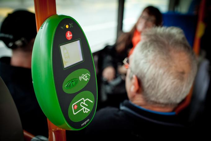 Dokler ne bo 90 odstotkov potnikov na ljubljanskih mestnih avtobusih s terminskimi vozovnicami, ne bodo začeli razmišljati o uporabi vseh vrat avtobusov za vstop in izstop. | Foto: Matej Povše