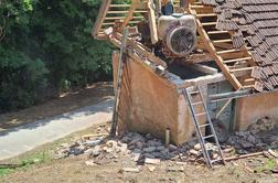 Neverjetno: traktor pristal na strehi hiše