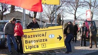 Poslanec SNS odstranil dvojezično tablo pri Bazovici