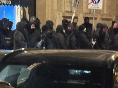 Več kot 50 zamaskirancev pred Srbskim kulturnim centrom v Zagrebu vzklikalo ustaška gesla