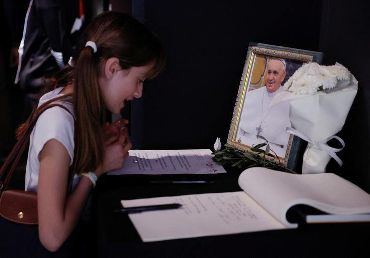 Verniki se v baziliki svetega Petra poklanjajo pokojnemu papežu Frančišku.  | Foto: Reuters