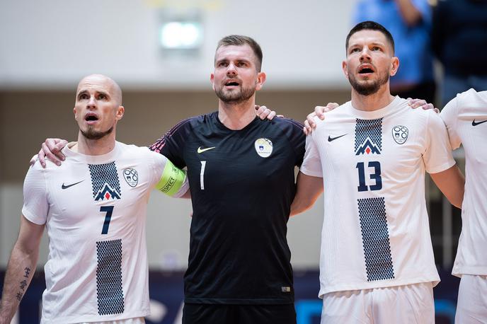 Marko Peček Futsal | Marko Peček med kapetanom Igorjem Osredkarjem in Žigo Čehom | Foto Jure Banfi