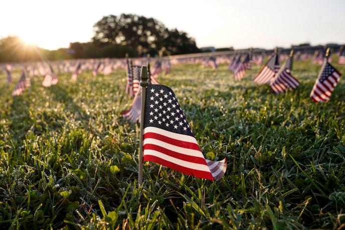 ZDA | Na travniku pred Belo hišo so v torek posadili 200 tisoč ameriških zastav. Gre za simbolni poklon žrtvam, ki jih je terjala koronavirusna bolezen. | Foto Reuters