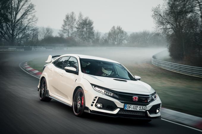 Honda civic type R v Sloveniji velja za pravo redkost, saj so v prejšnji generaciji v Sloveniji pri uradnem uvozniku prodali samo enega. Novi type R se bo na trgu soočil z golfom R, focusom RS, leonom cupro 300 in novim meganom RS. | Foto: Honda