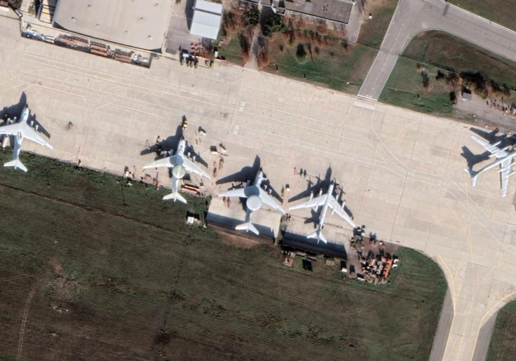 Letališče ob tovarni Berijev. Vidni sta dve izvidniški letali, ki imata na trupu pritrjen velikanski krožni radar.  | Foto: Google Zemljevidi