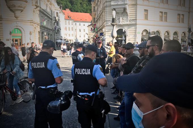 Policija naj bi danes popisala nekaj udeležencev, ki niso sledili pravilom javnega reda in miru. | Foto: Ana Kovač