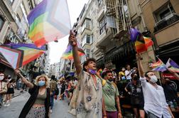 Oblasti na paradi ponosa v Istanbulu aretirale udeležence in uporabile solzivec