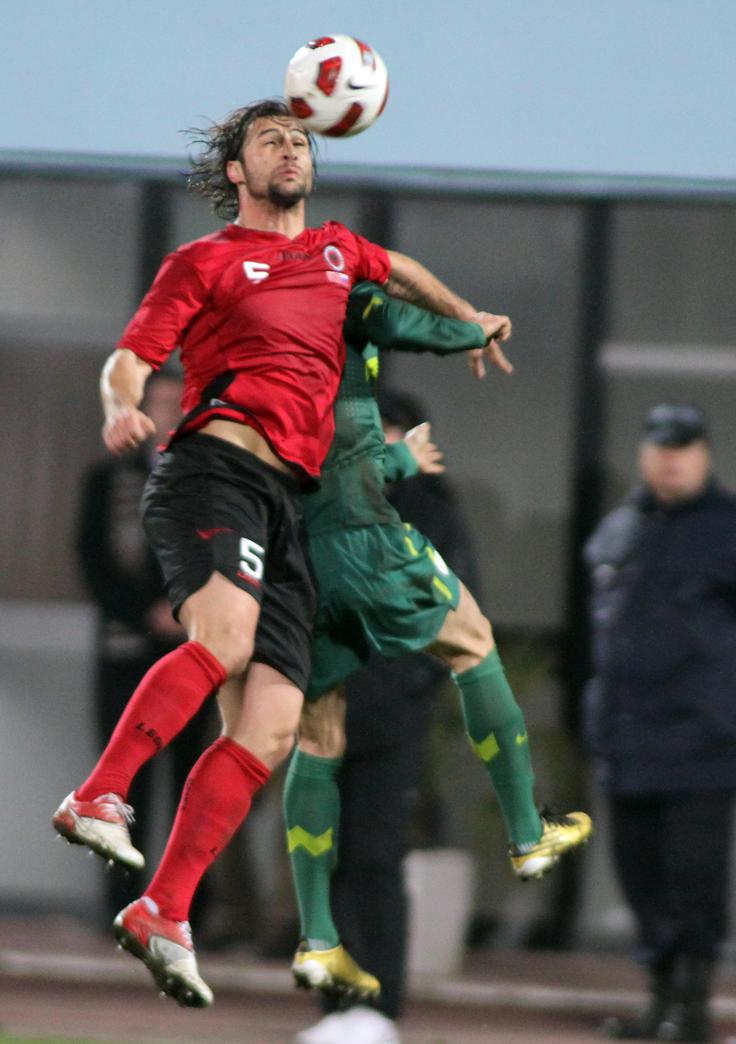 Na fotografiji v boju za žogo s takratnim kapetanom Albanije Lorikom Cano na tekmi iz leta 2011, na kateri je Slovenija zmagala z 2:1, zmagoviti zadetek pa je v zadnji minuti dosegel Zlatko Dedić. | Foto: Guliverimage