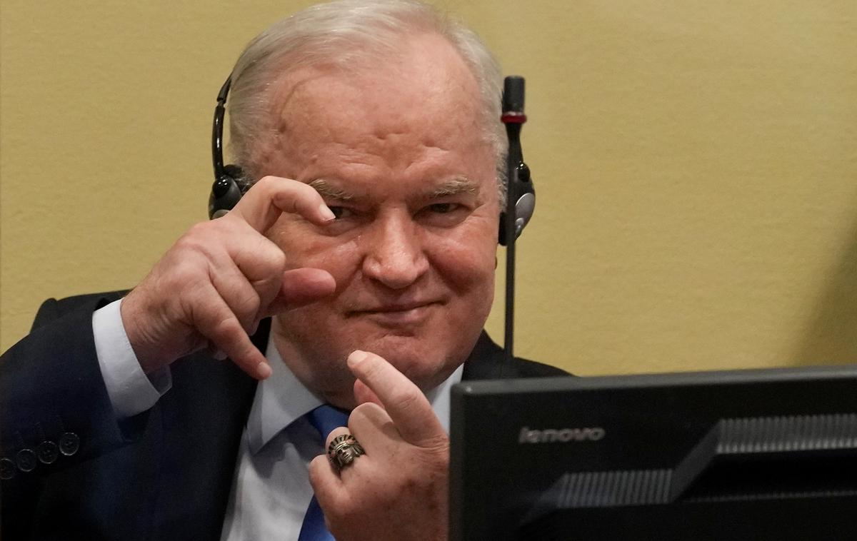 Ratko Mladić | Obsojeni vojni zločinec in nekdanji poveljnik vojske bosanskih Srbov Ratko Mladić v Haagu prestaja dosmrtno zaporno kazen zaradi vojnih zločinov, na katero je bil obsojen junija lani. Zdravstveno stanje se mu je v zadnjih mesecih precej poslabšalo. | Foto Reuters