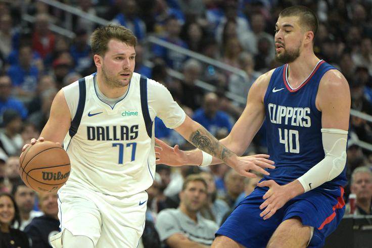 Luka Dončić in Ivica Zubac se bosta pomerila tudi na olimpijskem kvalifikacijskem turnirju v Grčiji. | Foto: Reuters