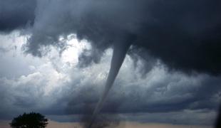 Severno od Vidma divjal tornado, trombe pustošile v beneški provinci #video