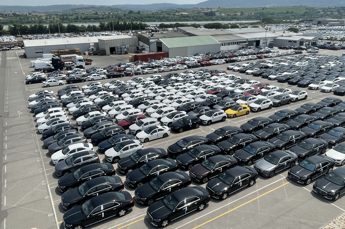 Luka Koper | Pogled na eno izmed parkirišč avtomobilskega terminala v Kopru. | Foto Gregor Pavšič