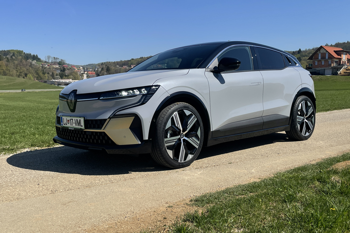 Renault megane e-tech electric | Megane e-tech electric je všečen električni križanec, ki s kolesi, potisnjenimi na skrajna konca, daje občutek, da gre za veliko večji avtomobil, kot je v resnici. | Foto Gašper Pirman