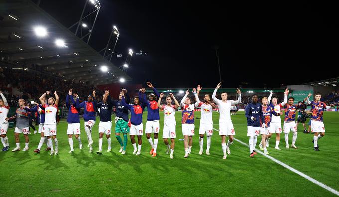 Veselje nogometašev Leipziga po težko prigarani zmagi v Wiesbadnu. | Foto: Reuters