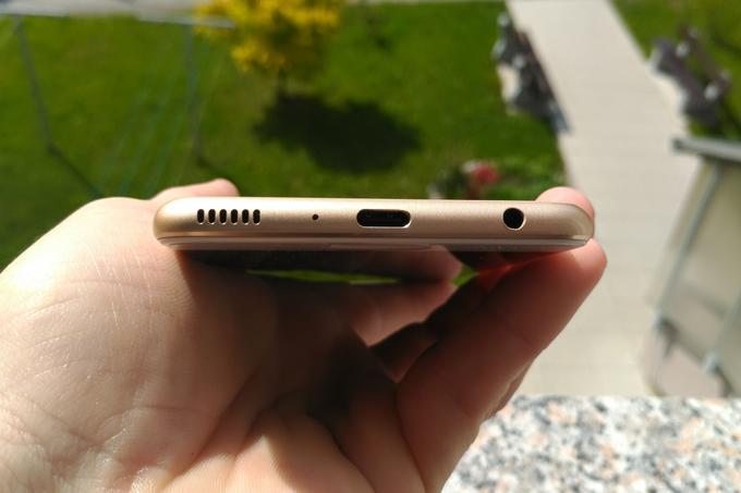 Huawei P10 Plus polnimo prek priključka USB-C. Prednost tega priključka v primerjavi s predhodnikom microUSB je, da nam pri vtikanju kabla v telefon ni treba paziti, kako je obrnjen. | Foto: Matic Tomšič