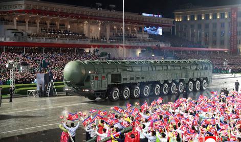 Na veliki vojaški paradi prvič predstavili raketo, ki lahko doseže ZDA #foto