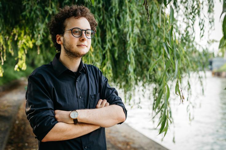 "Ne glede na to, kako se učitelji trudijo podajati snov prek sodobnih kanalov, ni enako, kot če bi to počeli v šoli, še posebej je težava pri predmetih, kjer je potrebna razlaga, na primer pri matematiki, kjer učitelj nima takojšnje povratne informacije o razumevanju snovi med dijaki," opozarja Vid. | Foto: osebni arhiv/Lana Kokl