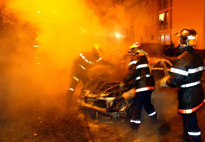 Pariški nemiri v arabskih predmestjih so izbruhnili po smrti dveh muslimanskih najstnikov, ki sta se pred policisti skrila v električnem transformatorju, kar je bilo zanju usodno. Pobesneli protestniki so potem med drugim zažgali na stotine avtomobilov. | Foto: Reuters