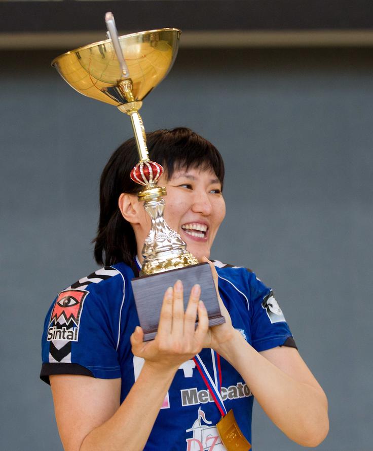 Ljudmila Bodnjeva je bila nekoč najboljša krožna napadalka na svetu. Pri Krimu, kjer je bila prva tuja kapetanka, je igrala deset let, zdaj izmenjaje živi v Sloveniji in Rusiji. Z rusko reprezentanco je bila dvakrat svetovna prvakinja in enkrat evropska podprvakinja. Za Krim je v evropskih pokalih zabila 312 golov. | Foto: Vid Ponikvar